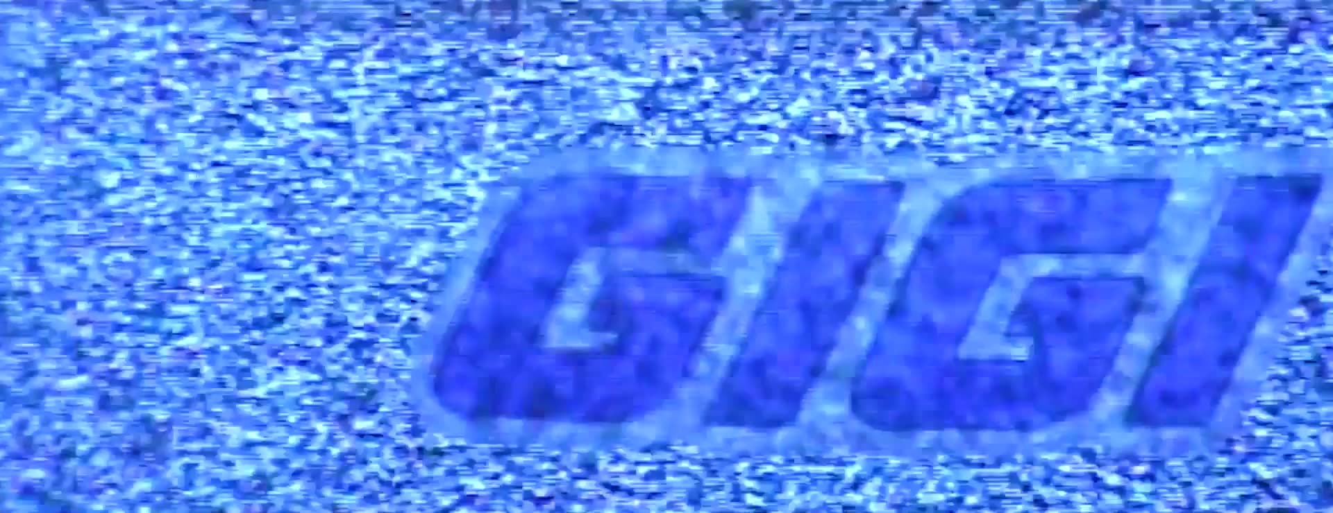 GIGIverse im VHS-Look: GIGI-Logo im Bildrauschen eines Röhrenfernsehers, Hände an Trinkbechern und ein Skater, der in einer Halle über eine Tonne springt