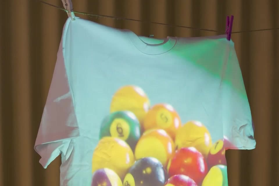 Ästhetischer Werbeclip aus Billardhalle projiziert auf das GIGI&Friends Mode T-Shirt.