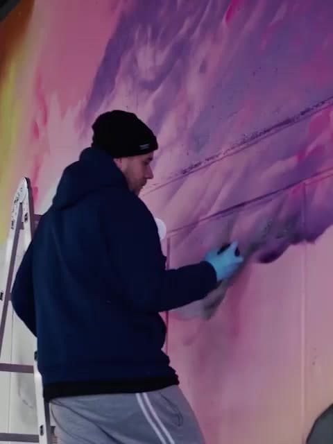 In diesem Dokufilm aus Gelsenkirchen besprüht ein Graffity-Artist eine Wand mit vibranten Farben.