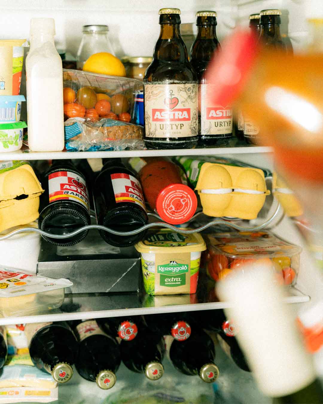 Gäste bei der Astra Hausparty in einer urbanen Wohnung