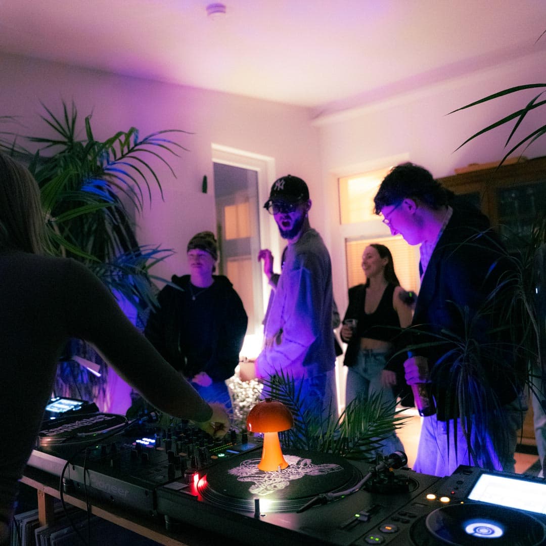 Gäste bei der Astra Hausparty in einer Wohnung