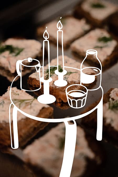 B. Just Bread Bread Table mit Brot, Kerzen, Teekanne und Getränken