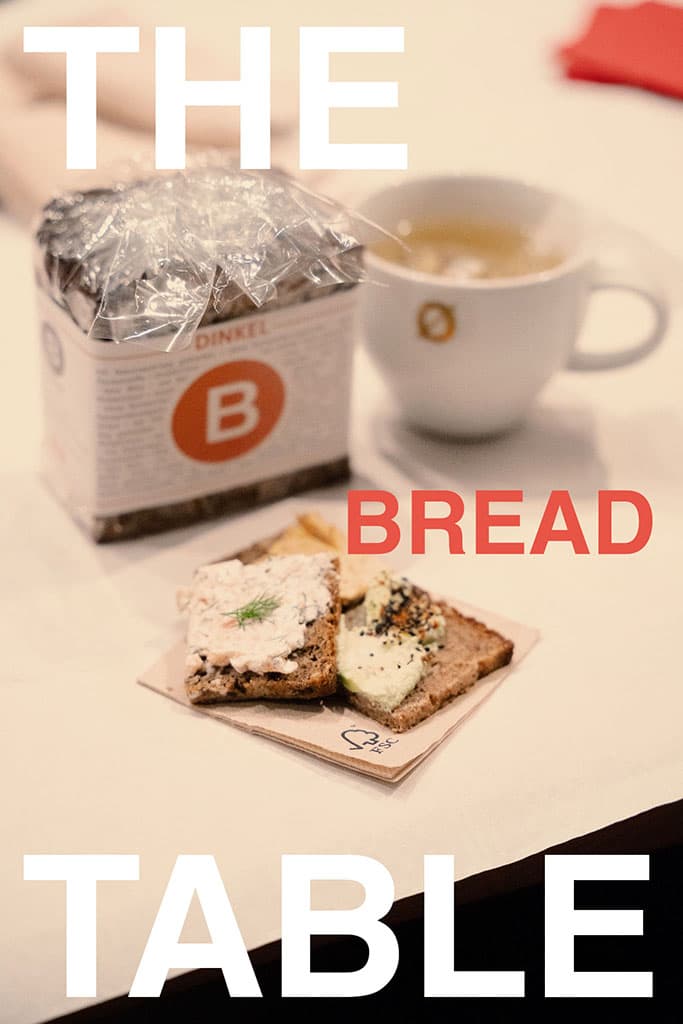 B. Just Bread Brot und belegte Brotscheiben mit Kaffee am Bread Table
