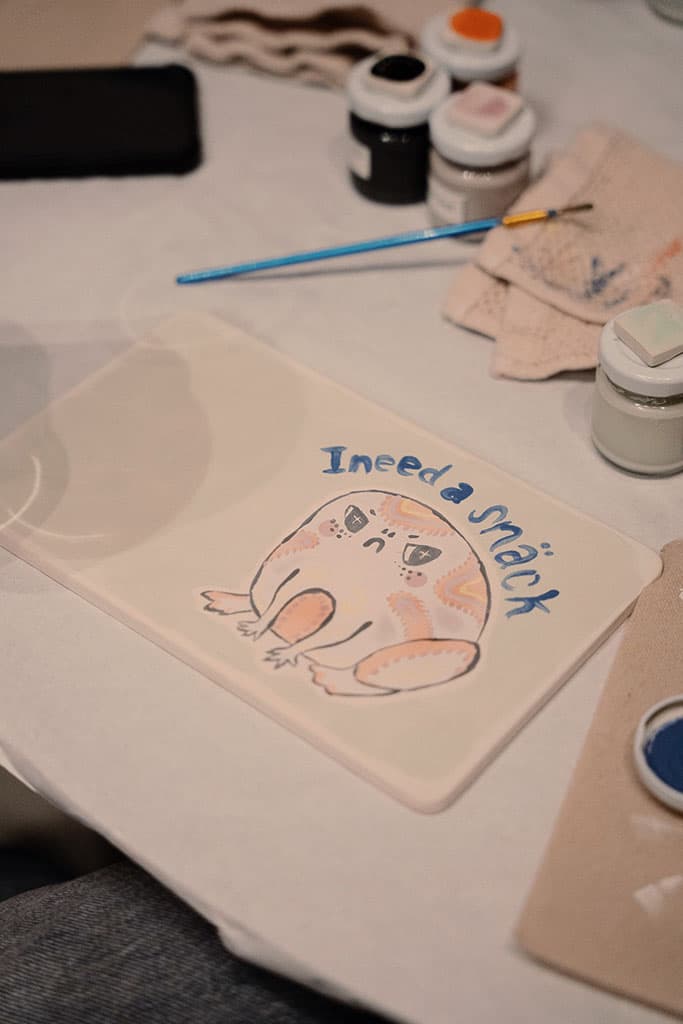 Bemalter Keramikteller mit handgezeichneter Illustration beim Bread Table