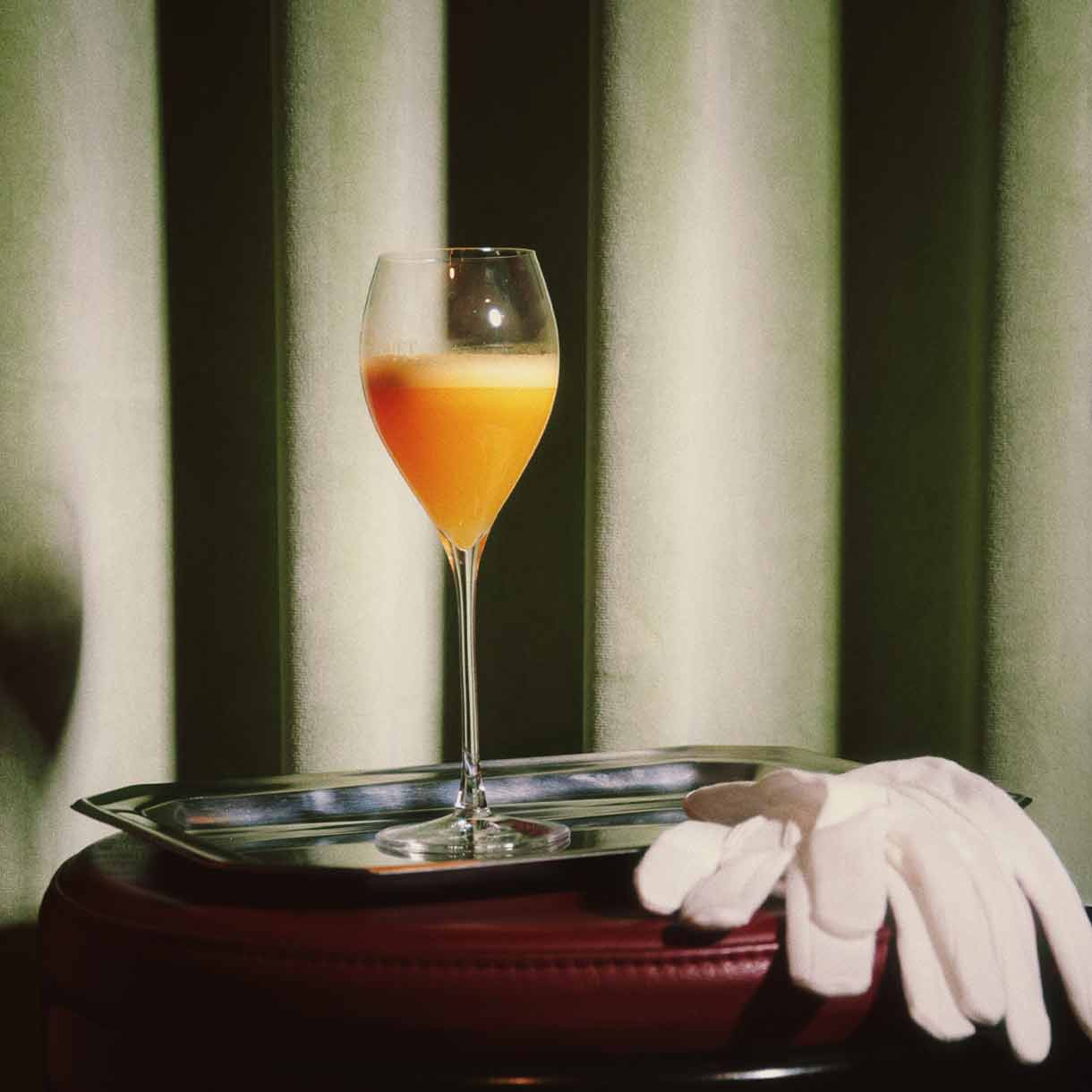 Mimosa Cocktail auf einem Serviertablett beim B. Just Bread Mimosa Morning Club