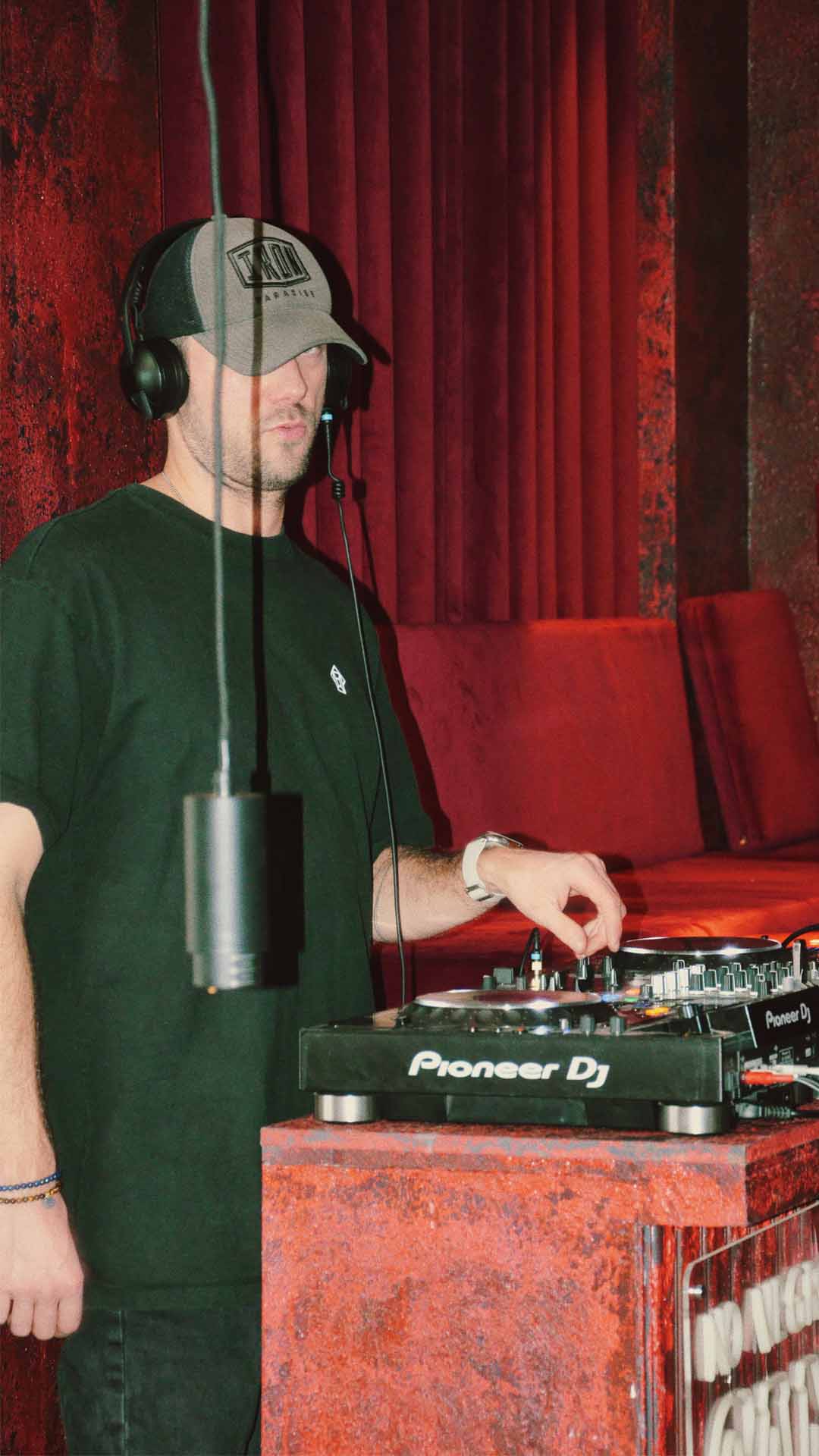 DJ beim B. Just Bread Mimosa Morning Club an einem Pioneer DJ Mischpult