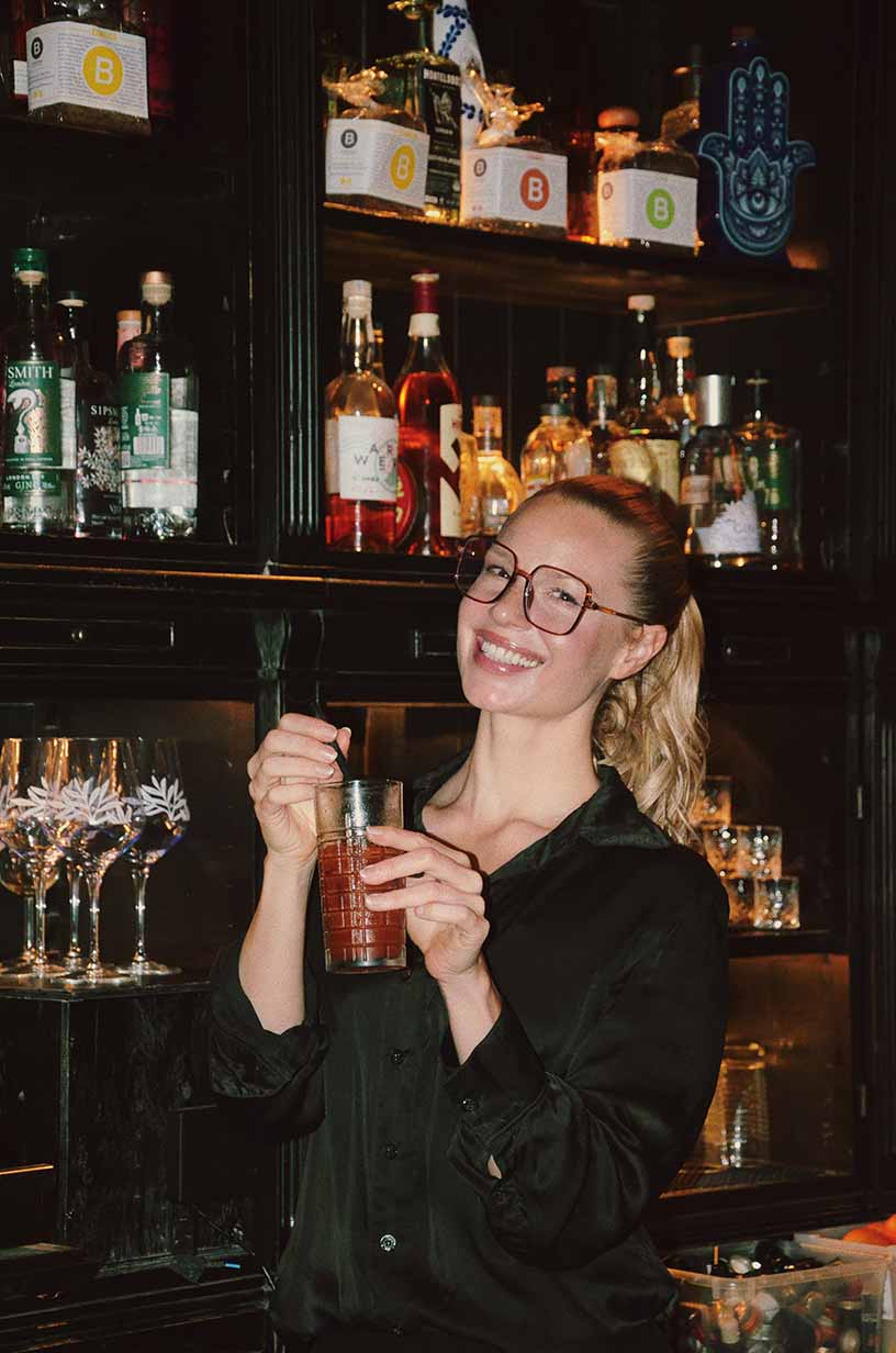 Gast hinter der Bar beim B. Just Bread Mimosa Morning Club mit einem Cocktail