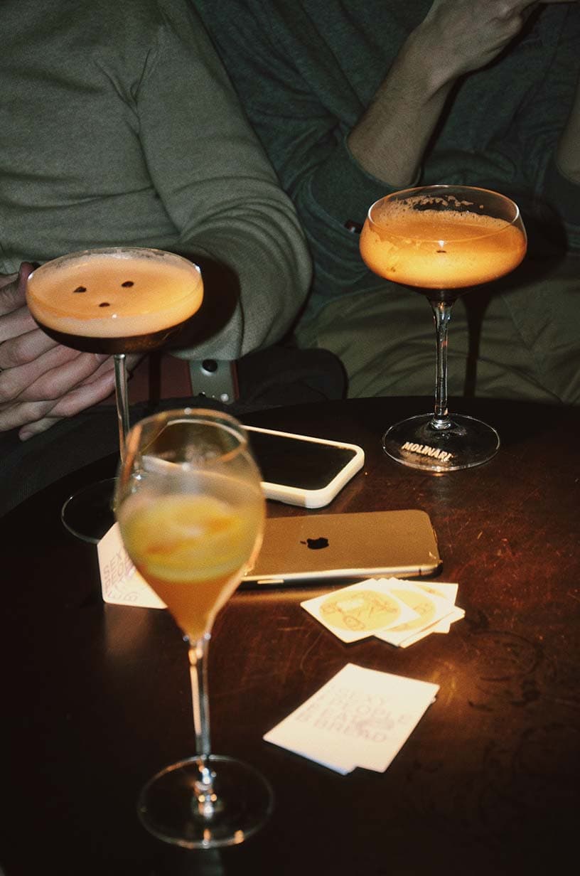 Cocktails auf einem Tisch beim B. Just Bread Mimosa Morning Club