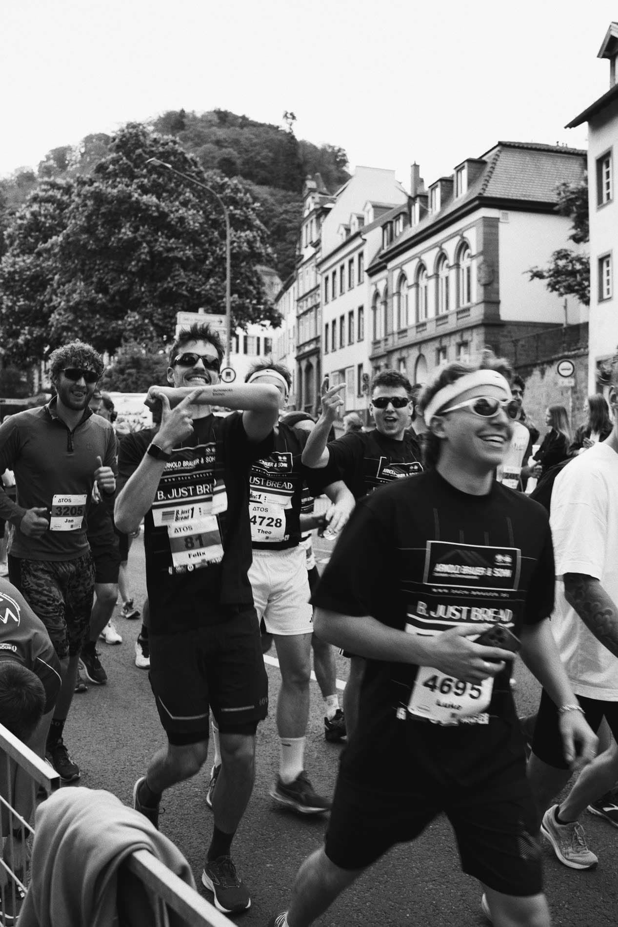 Läuferinnen und Läufer in B. Just Bread Shirts bei einem urbanen Lauf