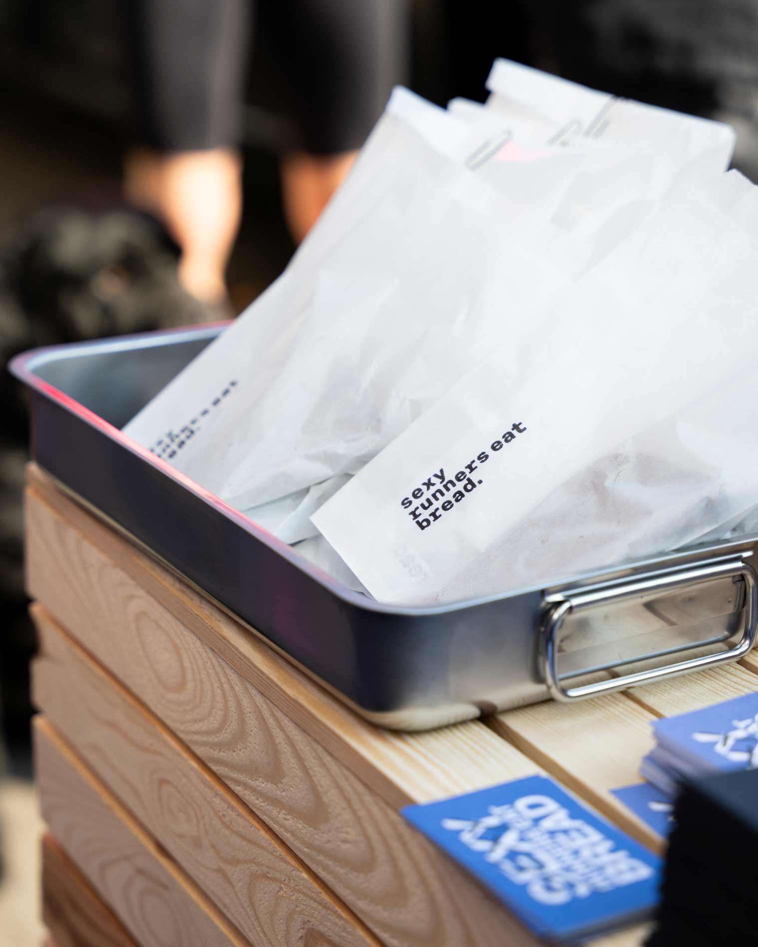 B. Just Bread Verpackungen in einer Metallbox bei einer Running-Veranstaltung