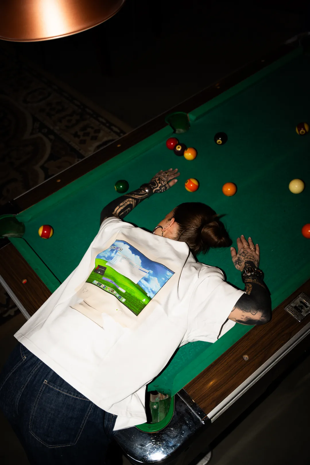 Person im GIGI and Friends Shirt beim Billardspielen