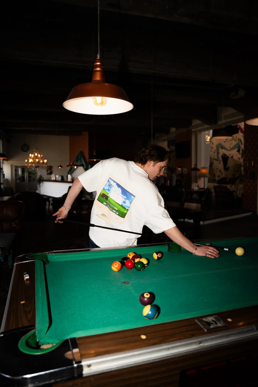 Person im GIGI and Friends Shirt beim Billardspielen in einem Innenraum