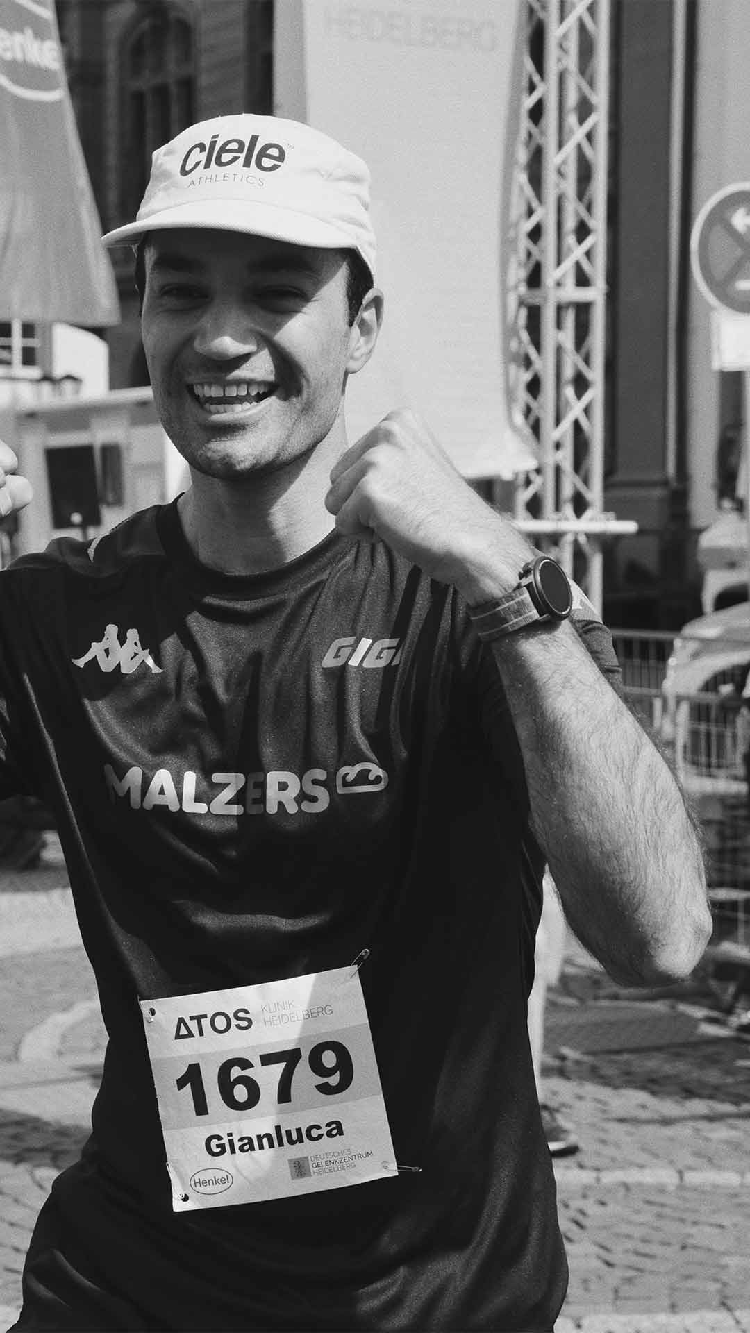 Läufer im Malzers Running Shirt mit Startnummer beim Lauf in Heidelberg