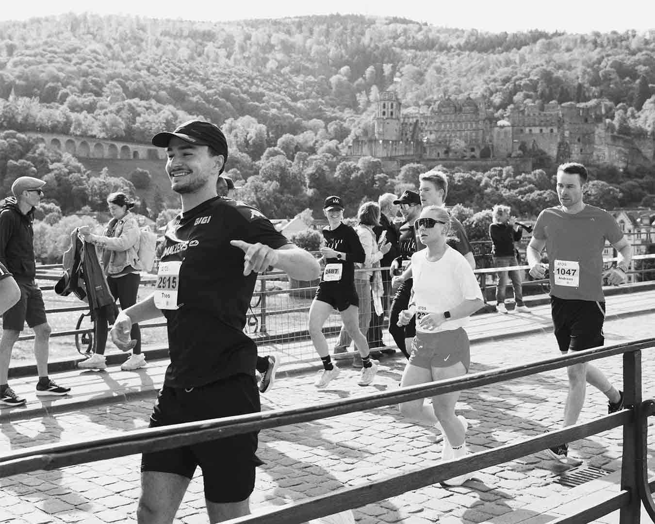 Läufer im Malzers Running Shirt beim Lauf durch Heidelberg mit Blick auf das Heidelberger Schloss