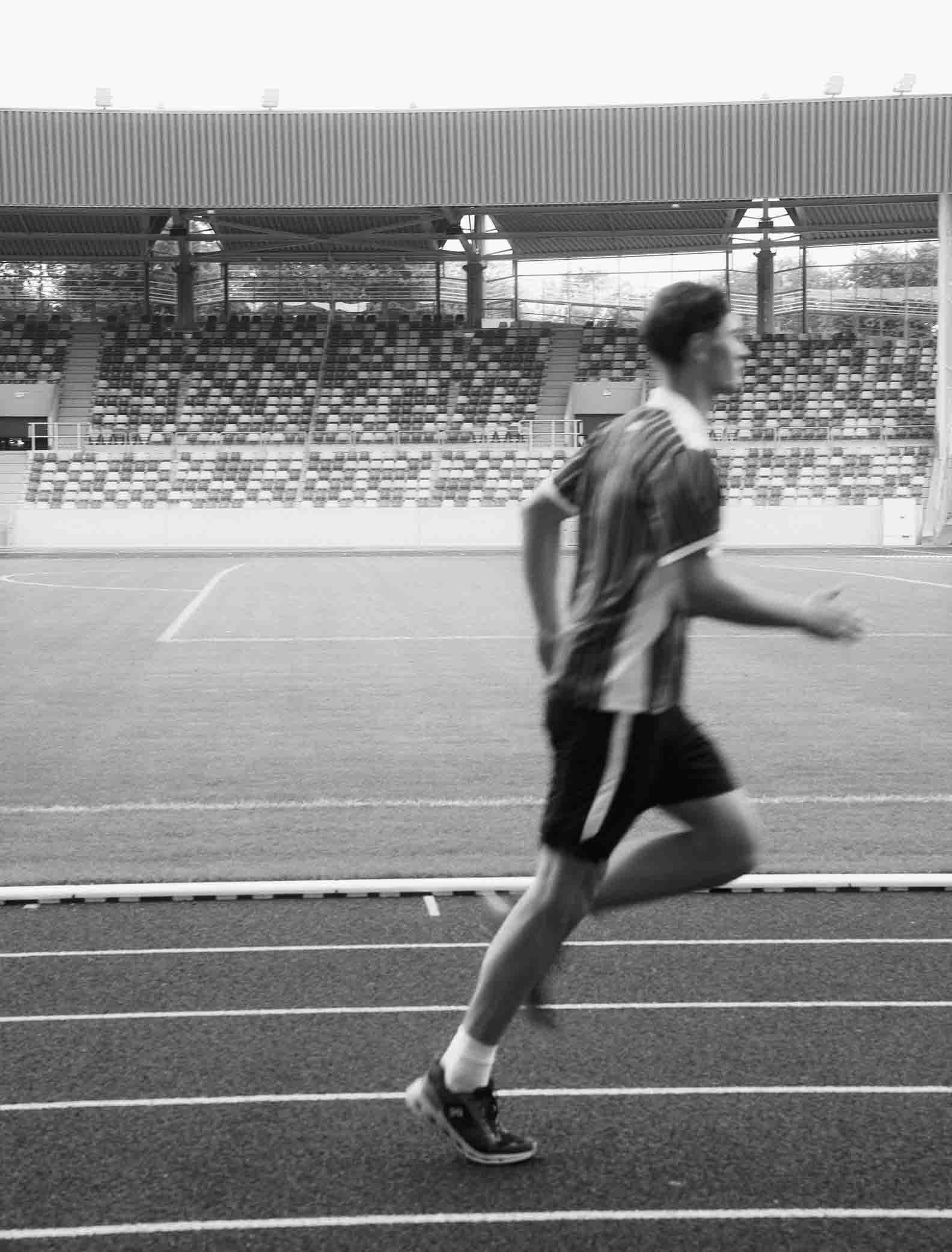 Läufer im Malzers Running Jersey beim Laufen auf einer Stadionbahn