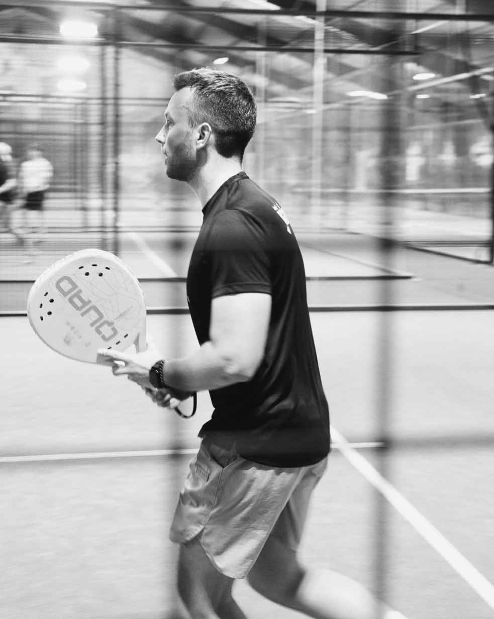 Padelspieler mit Schläger auf dem Platz beim QUAD x GIGI Padel Turnier
