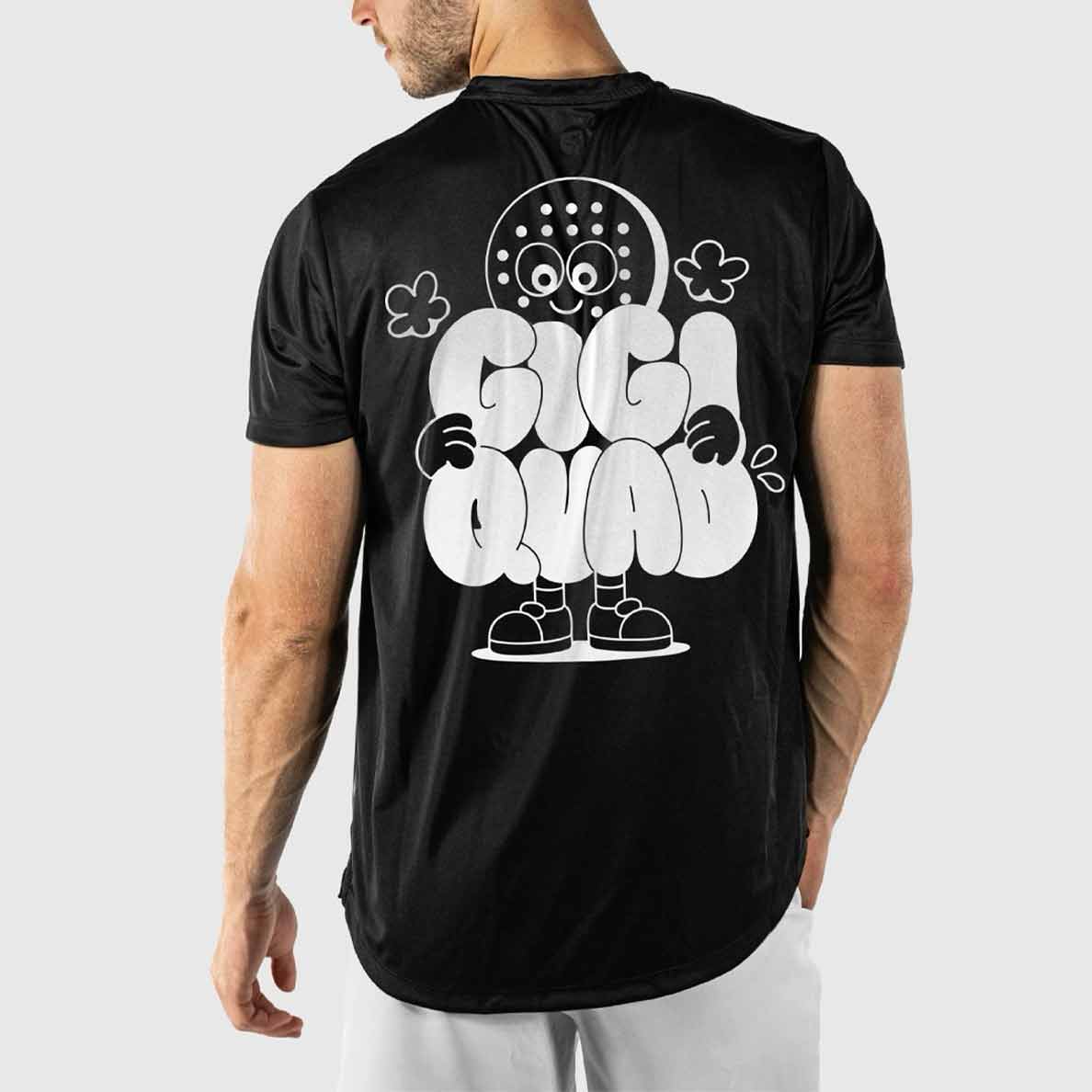 Schwarzes QUAD x GIGI Padelshirt mit grafischem GIGI-Logo auf dem Rücken
