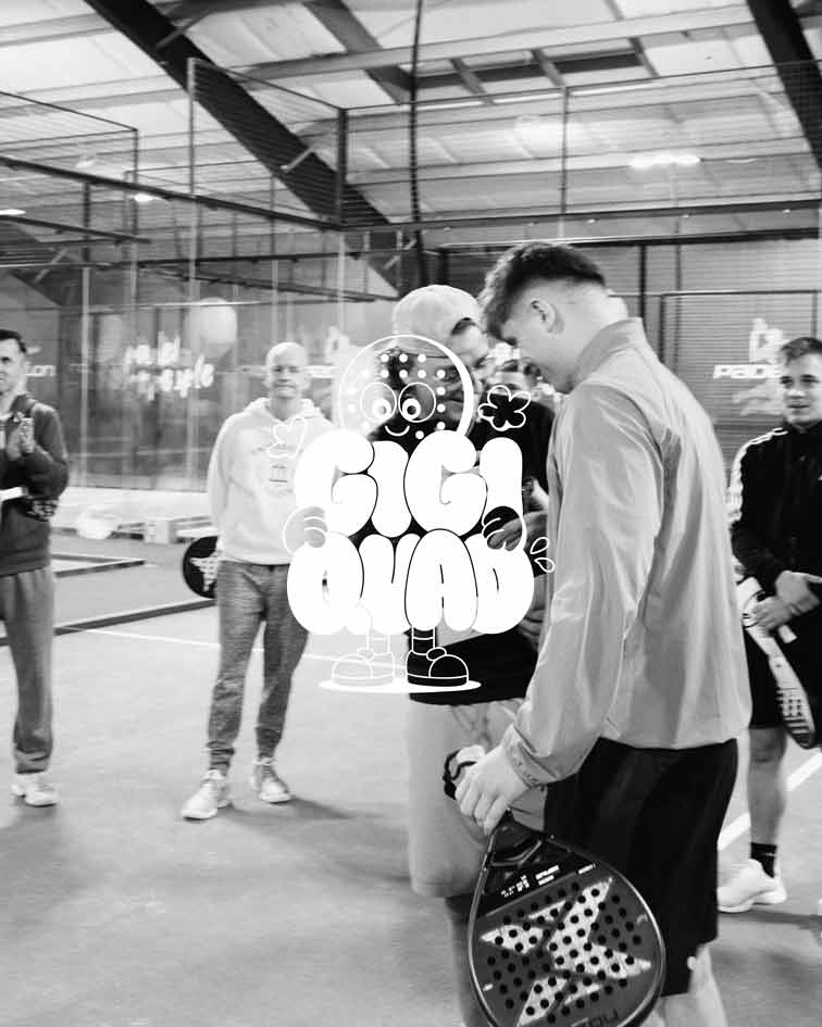 Padelspieler mit Schlägern beim QUAD x GIGI