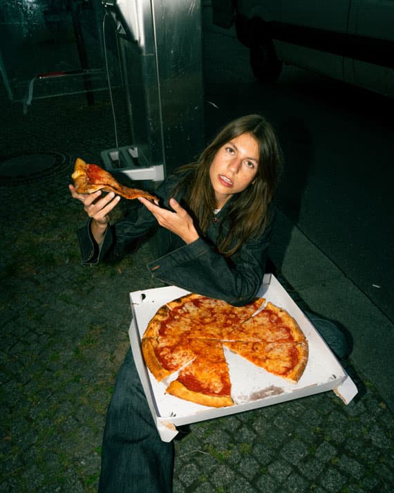 Slice Society – Hotline für heiße Stücke, Motiv 2